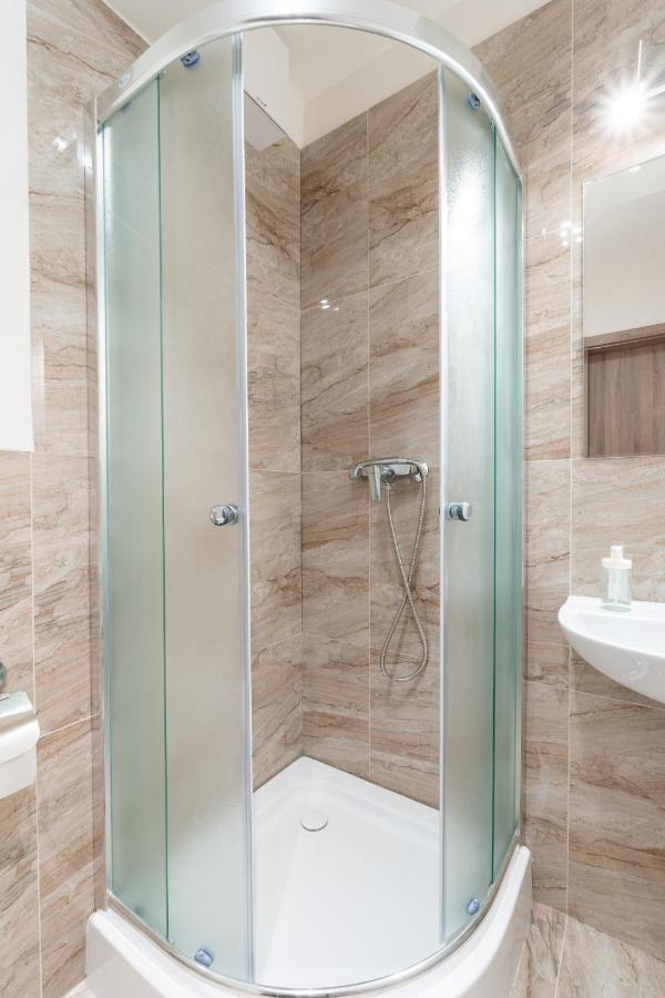Brand New Studio Apartment #21 With Free Secure Parking In The Center Praha Eksteriør bilde
